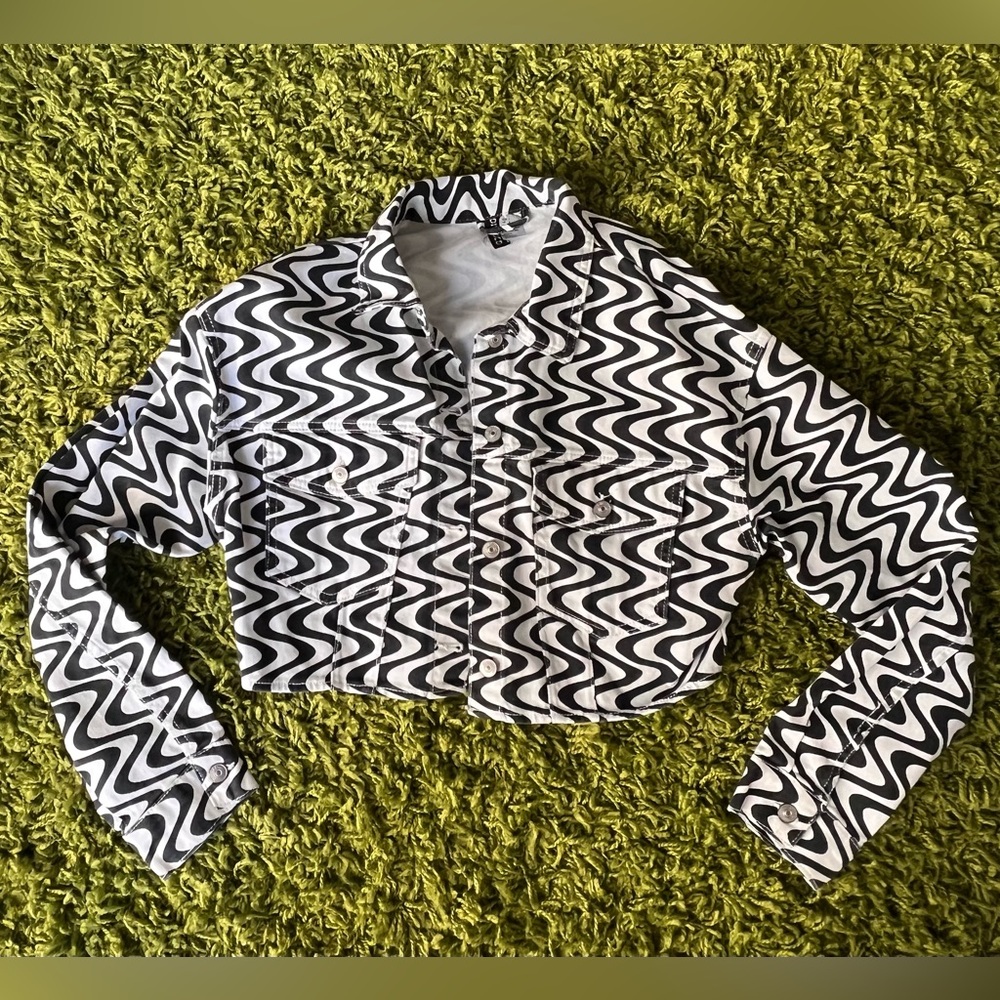 H&M Cropped Patterned Zig-Zag Denim Jacket - image 1